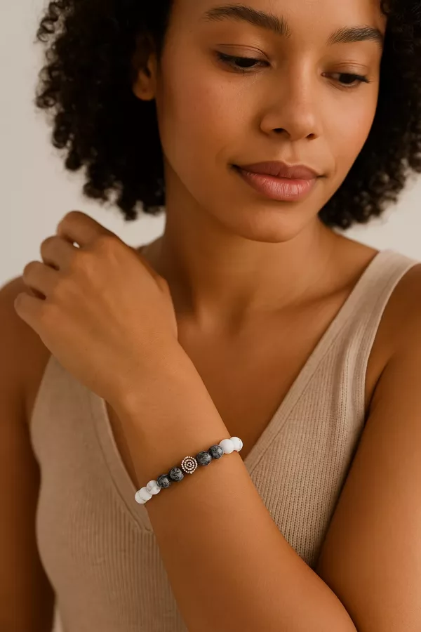 Bracelet Ewé <br> Pierres d’obsidienne flocon et de Howlite