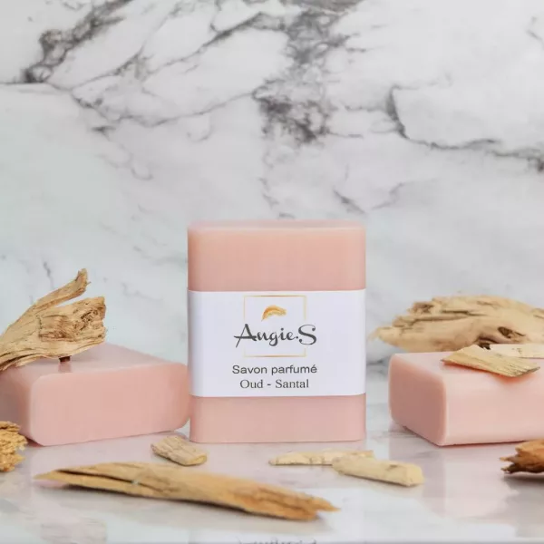 savon oud santal, artisanal, hydratant, parfumé, bois de santal, oud, fabriqué en France.