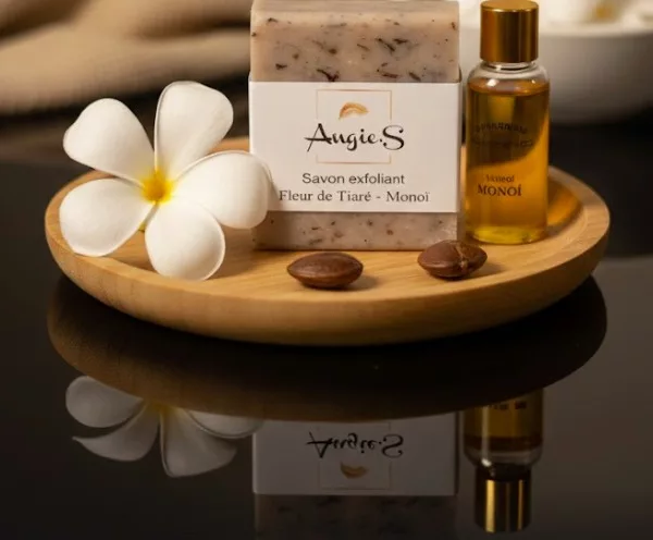 Savon exfoliant <br> Graines de lavande et fleur de tiaré Monoï